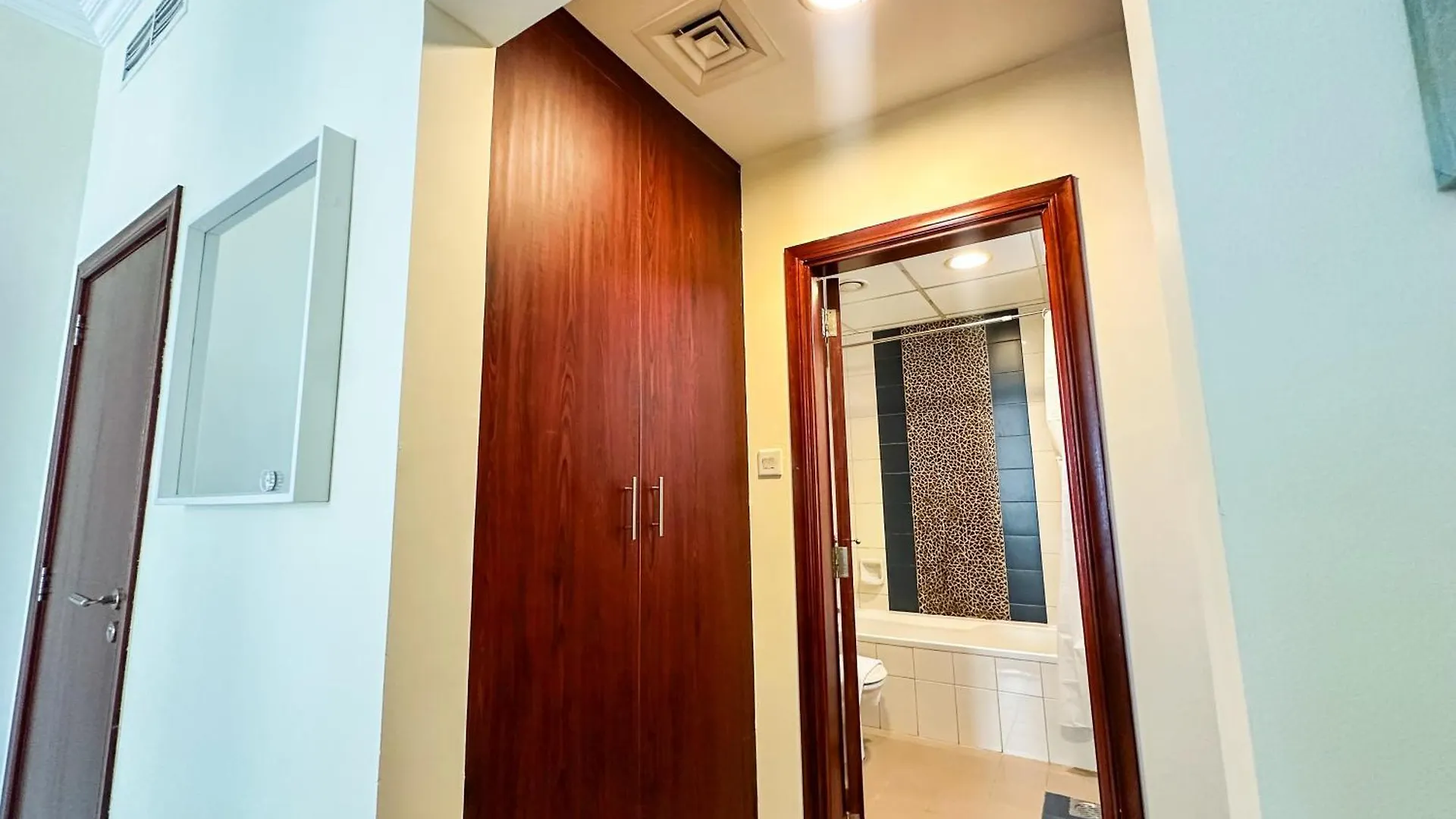 Vserve - 1 Bedroom Stunning Canal And Burj Khalifa View Dubai Apartment