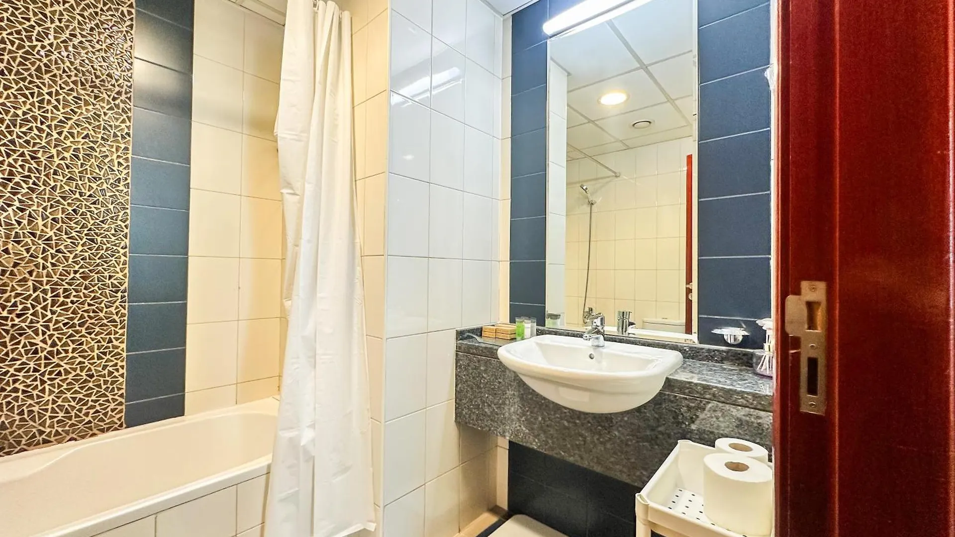 Apartment Vserve - 1 Bedroom Stunning Canal And Burj Khalifa View Dubai United Arab Emirates
