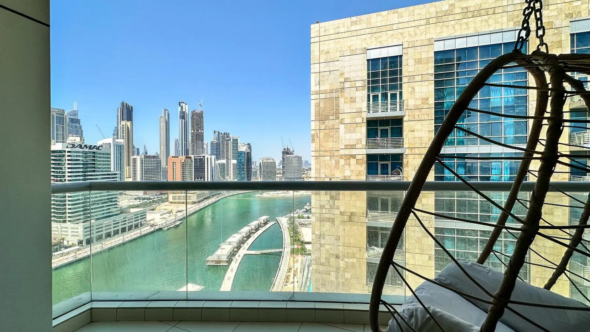 Vserve - 1 Bedroom Stunning Canal And Burj Khalifa View Dubai Apartment